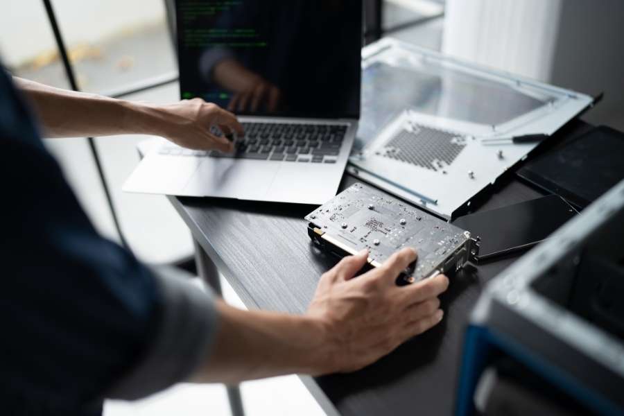 Un technicien effectue une opération de maintenance informatique en entreprise sur du matériel.